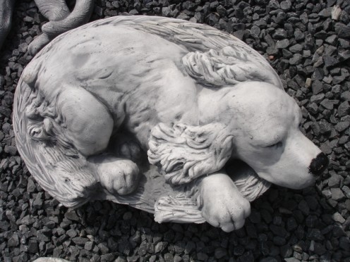 Tuinbeeld hond in mand