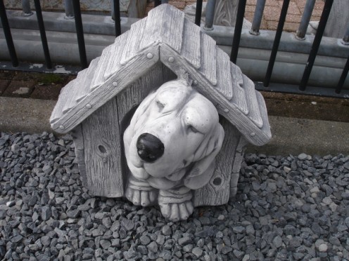 Tuinbeeld Hond in hok