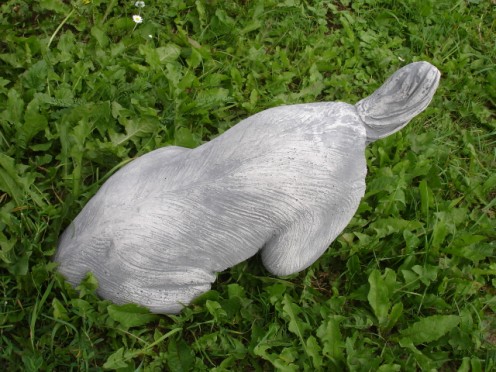 Tuinbeeld gravende hond