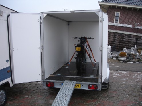 Gesloten motorfiets aanhanger